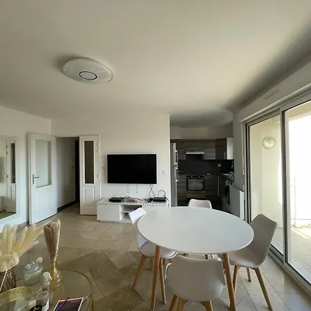 Duplex A Proximite Immediate De L'aeroport D'orly.