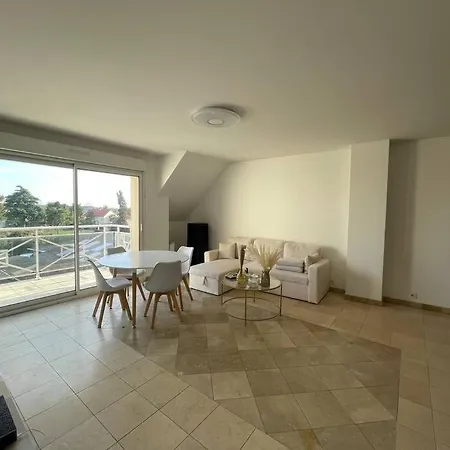 Apartment Duplex A Proximite Immediate De L'aeroport D'orly. *